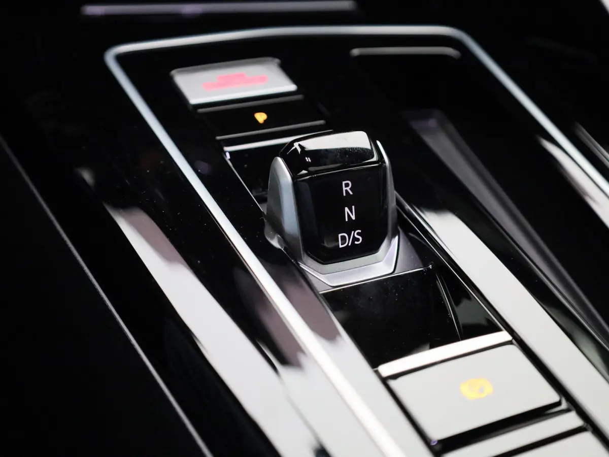 1.5 eHybrid GTE 272 PK | Automaat | Plug-In | Panorama Dak | Navigatie | Digitale Cockpit Pro | 360 Camera | Sport Pakket | Stoelverwarming | Stuurwielverwarming | Head-Updisplay | LED Matri