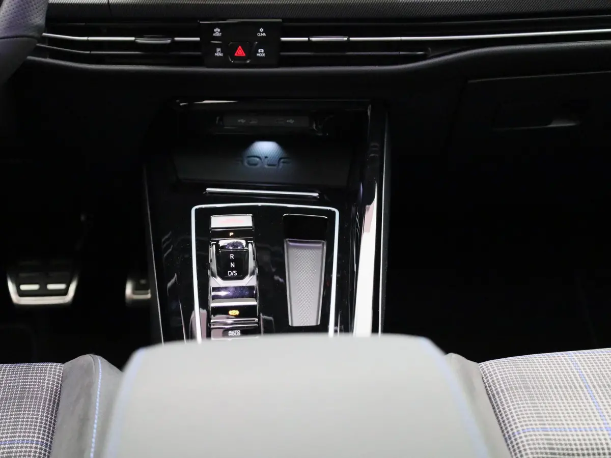 1.5 eHybrid GTE 272 PK | Automaat | Plug-In | Panorama Dak | Navigatie | Digitale Cockpit Pro | 360 Camera | Sport Pakket | Stoelverwarming | Stuurwielverwarming | Head-Updisplay | LED Matri