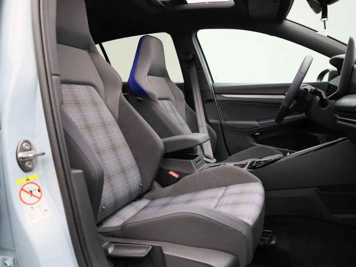 1.5 eHybrid GTE 272 PK | Automaat | Plug-In | Panorama Dak | Navigatie | Digitale Cockpit Pro | 360 Camera | Sport Pakket | Stoelverwarming | Stuurwielverwarming | Head-Updisplay | LED Matri