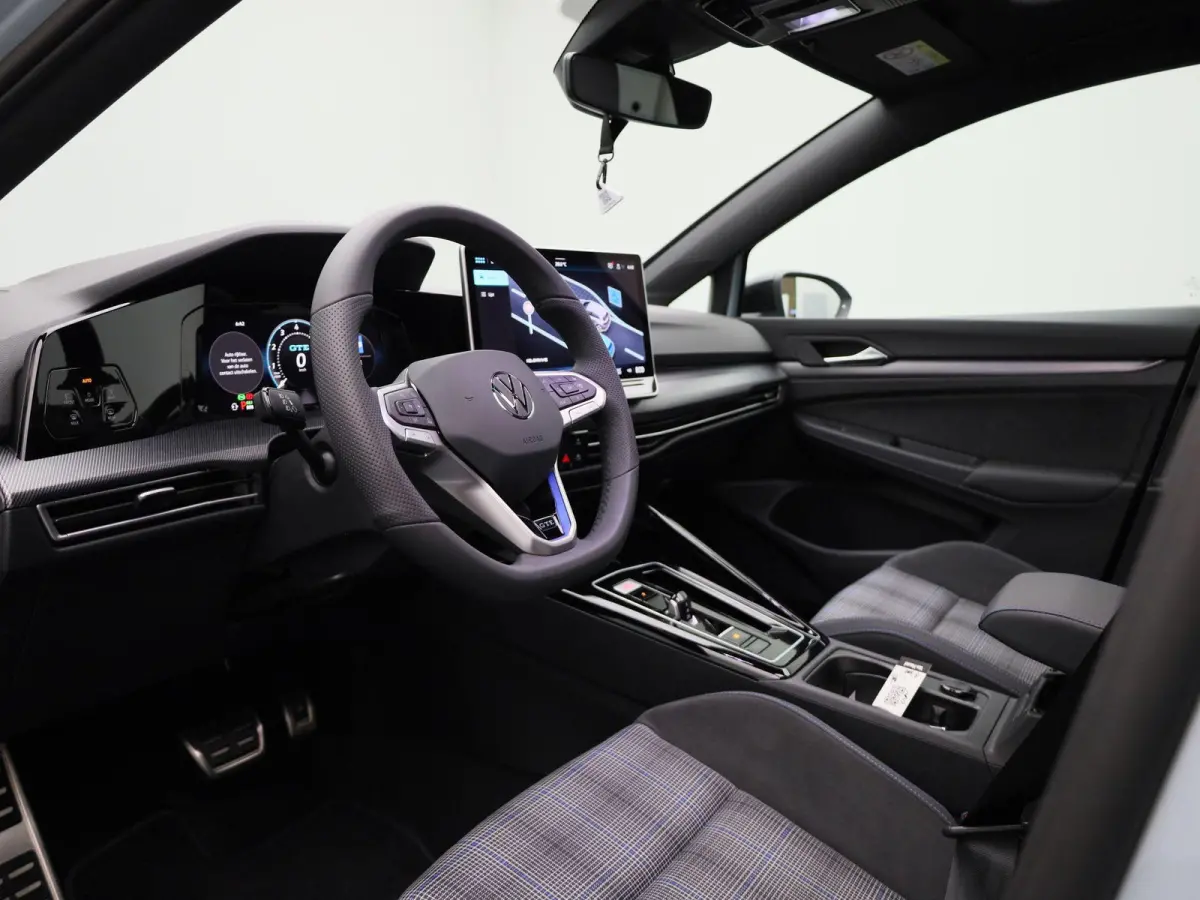 1.5 eHybrid GTE 272 PK | Automaat | Plug-In | Panorama Dak | Navigatie | Digitale Cockpit Pro | 360 Camera | Sport Pakket | Stoelverwarming | Stuurwielverwarming | Head-Updisplay | LED Matri