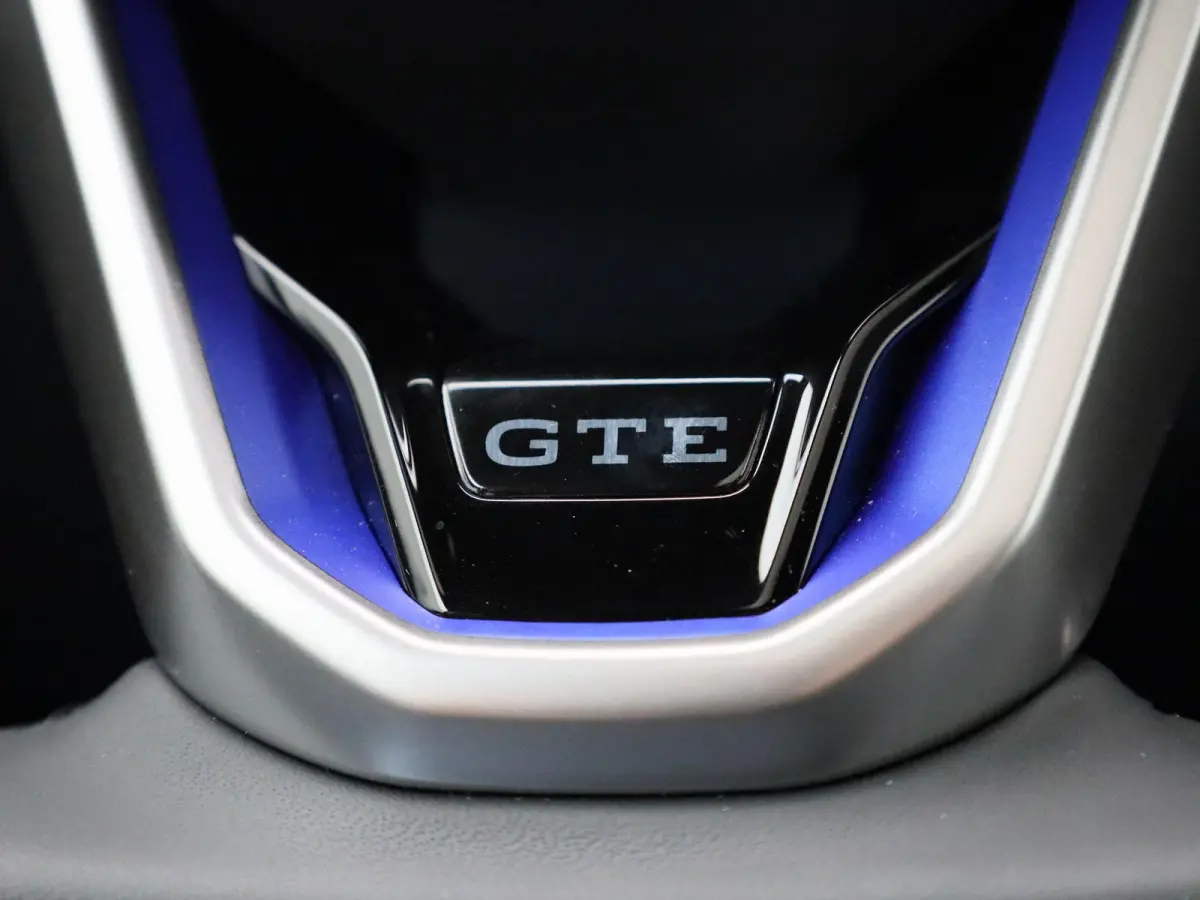 1.5 eHybrid GTE 272 PK | Automaat | Plug-In | Panorama Dak | Navigatie | Digitale Cockpit Pro | 360 Camera | Sport Pakket | Stoelverwarming | Stuurwielverwarming | Head-Updisplay | LED Matri