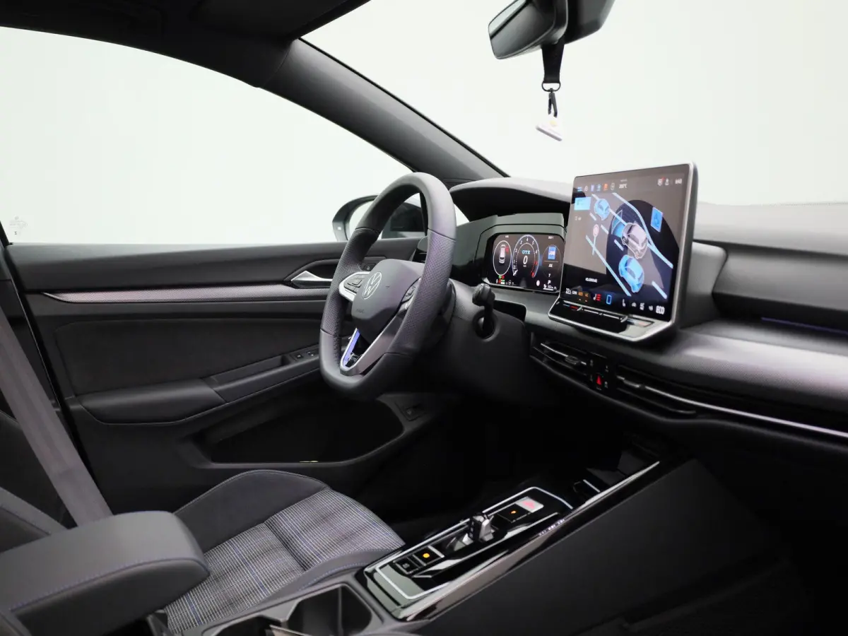 1.5 eHybrid GTE 272 PK | Automaat | Plug-In | Panorama Dak | Navigatie | Digitale Cockpit Pro | 360 Camera | Sport Pakket | Stoelverwarming | Stuurwielverwarming | Head-Updisplay | LED Matri