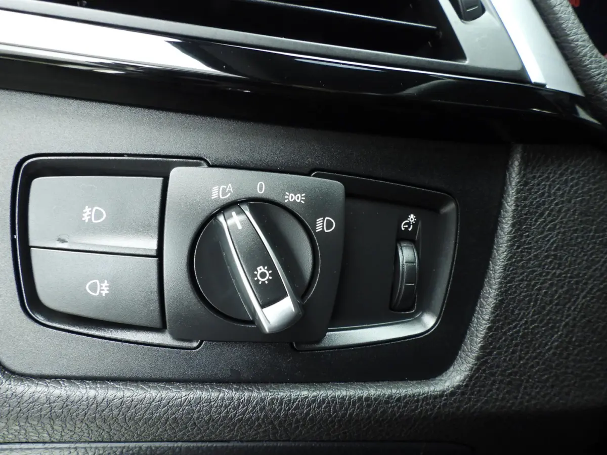 418i | M-Sportpakket | LED | Leder | Navigatie | Schuifdak | Stoelverwarming | DAB | Alu 18 inch