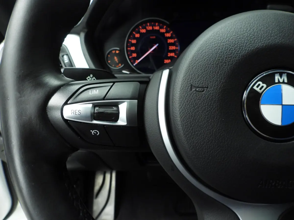 418i | M-Sportpakket | LED | Leder | Navigatie | Schuifdak | Stoelverwarming | DAB | Alu 18 inch