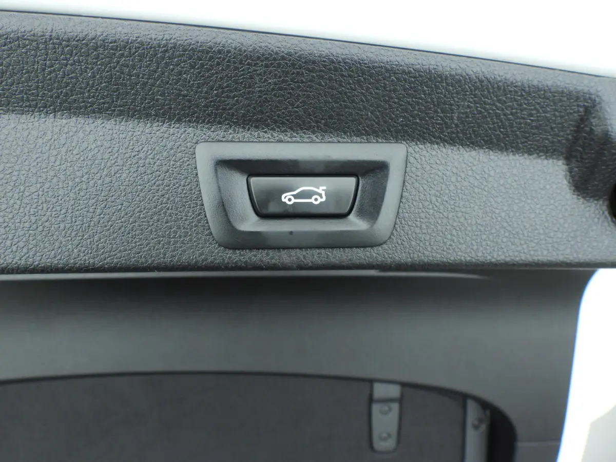 418i | M-Sportpakket | LED | Leder | Navigatie | Schuifdak | Stoelverwarming | DAB | Alu 18 inch