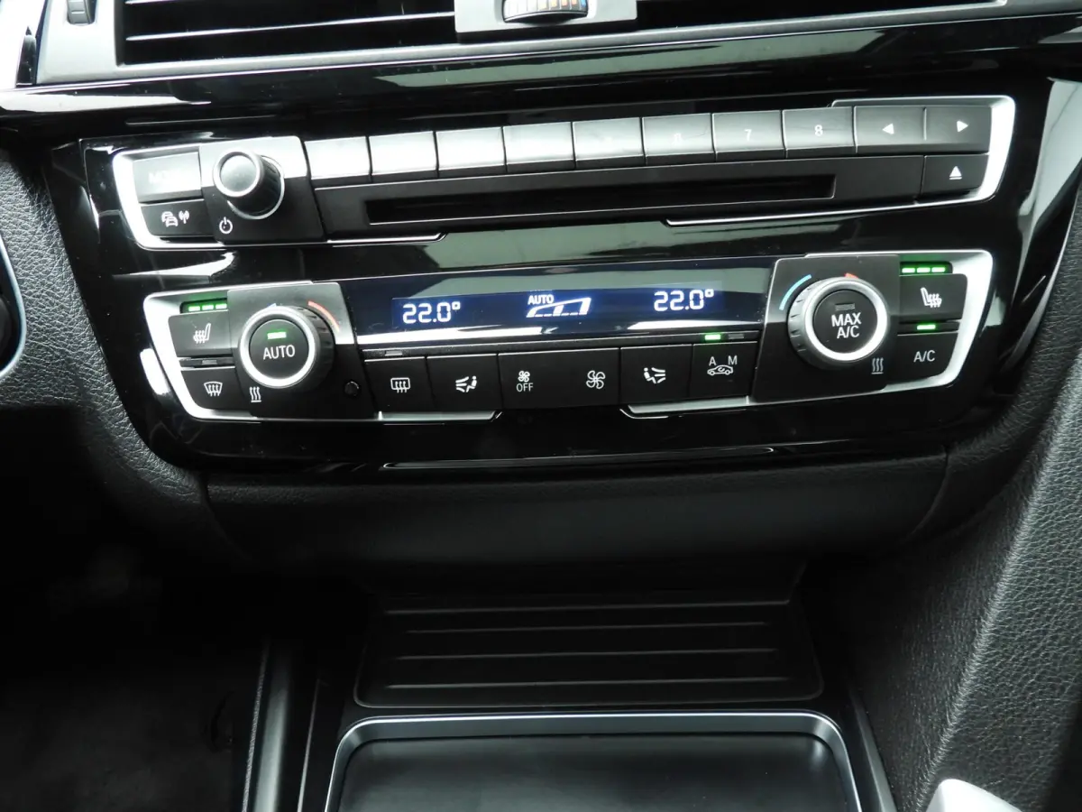 418i | M-Sportpakket | LED | Leder | Navigatie | Schuifdak | Stoelverwarming | DAB | Alu 18 inch
