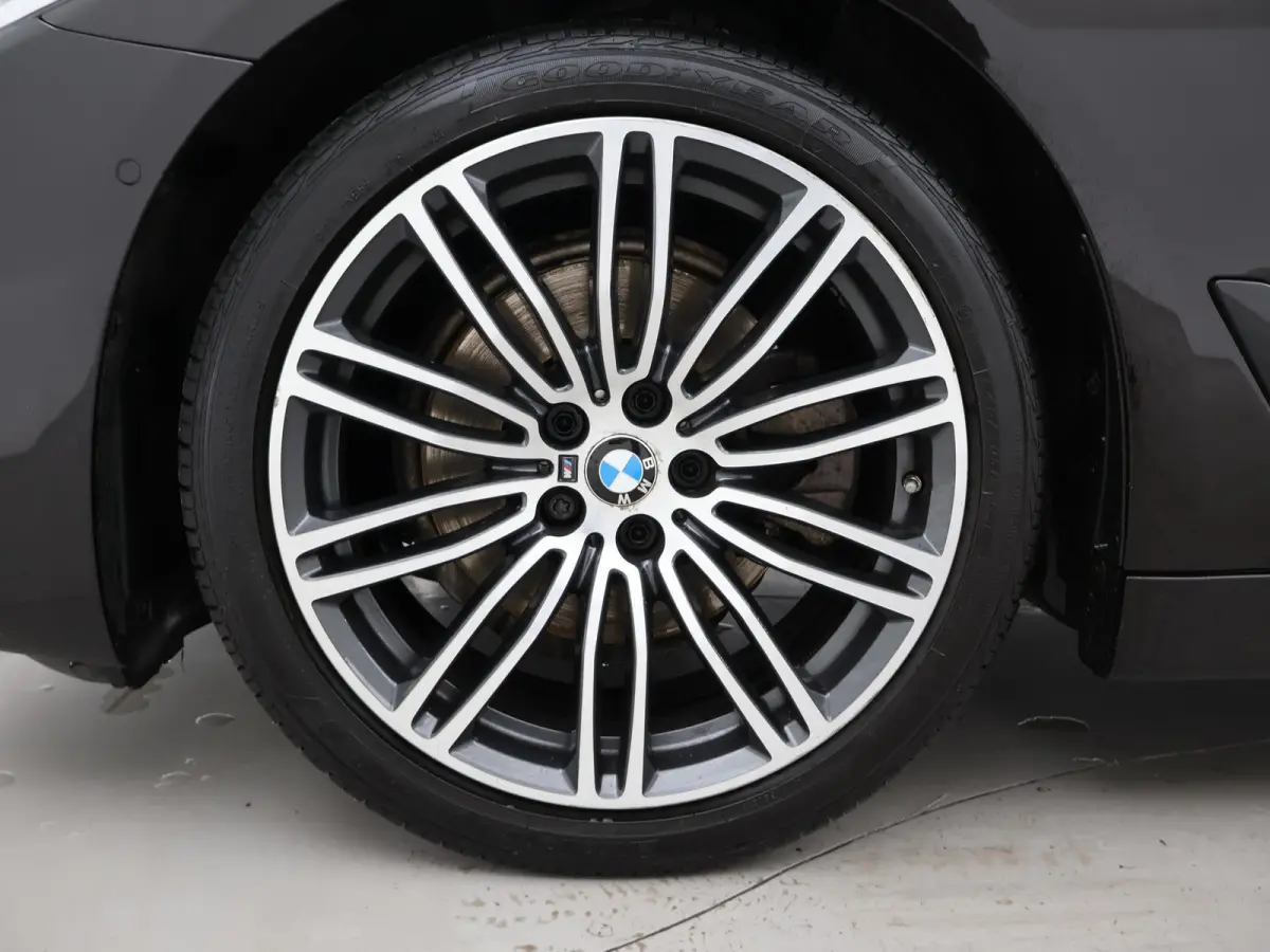 520i 184 PK M-SPORT H.E. AUT. *ALMANDINBRAUN* + PANORAMA | NAPPA LEDER | HEAD-UP | 19 INCH