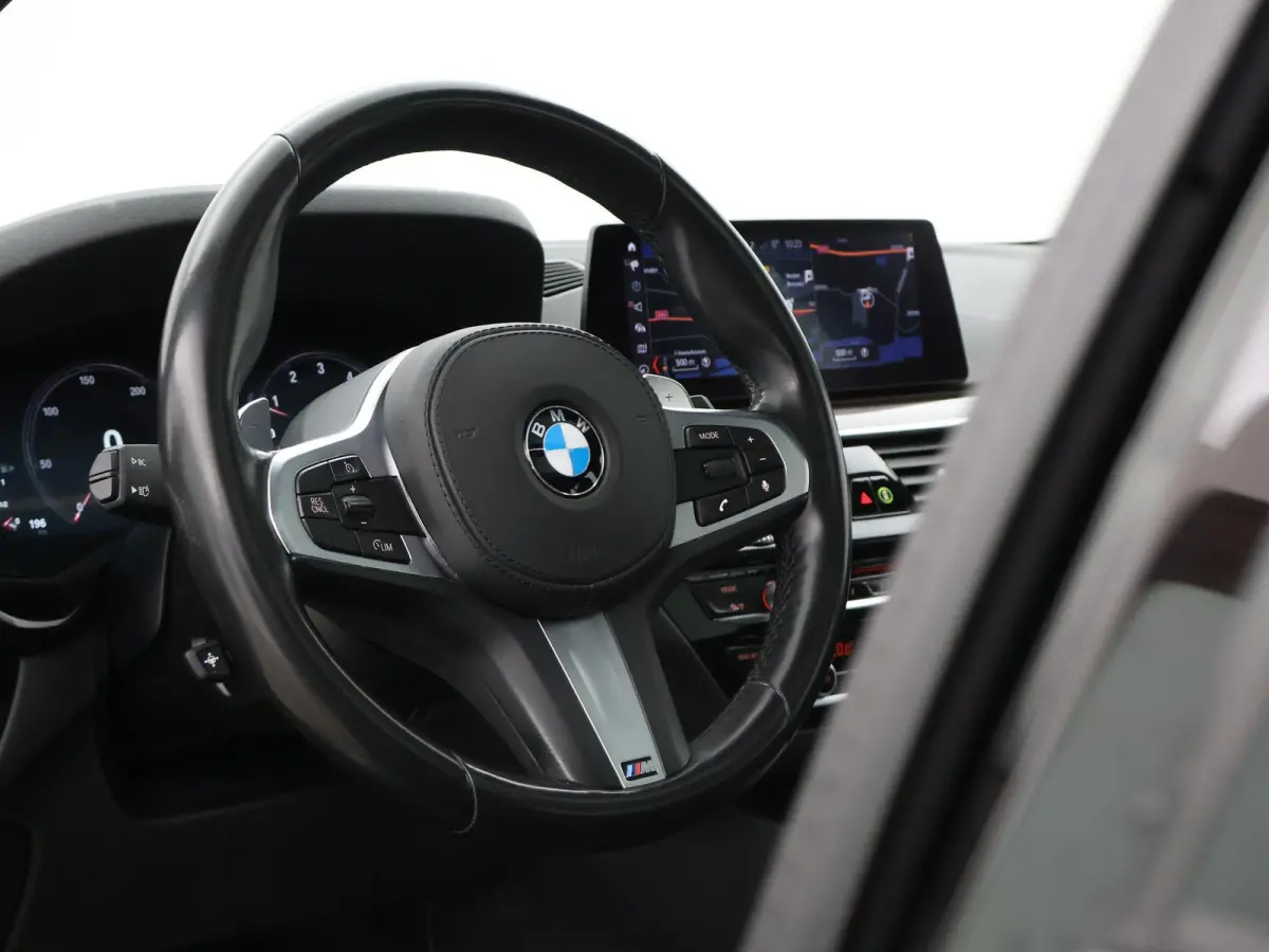 520i 184 PK M-SPORT H.E. AUT. *ALMANDINBRAUN* + PANORAMA | NAPPA LEDER | HEAD-UP | 19 INCH