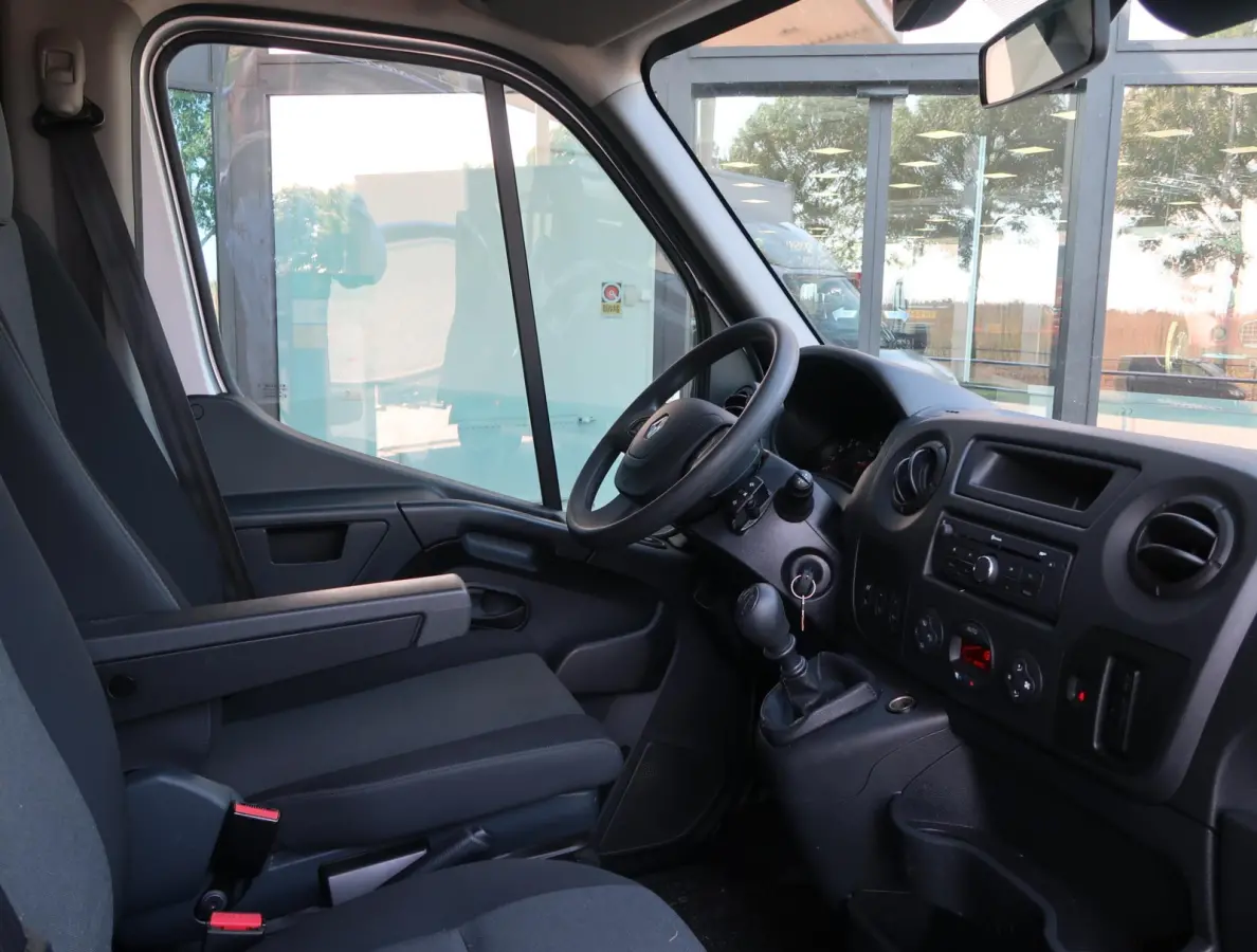 T35 2.3 dCi 165 PK L4 BAKWAGEN MEUBELBAK DUBBEL LUCHT