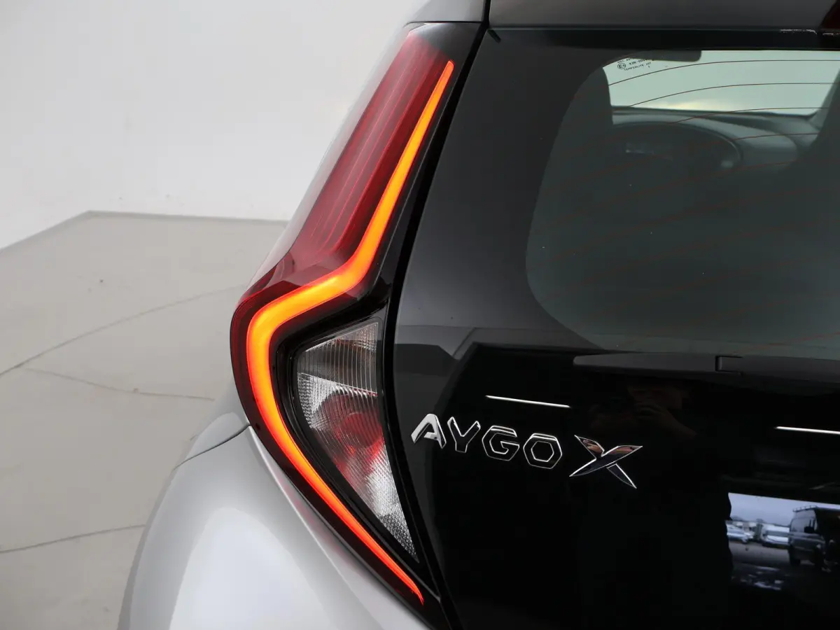 1.0 VVT-i MT PLAY + ADAPTIVE CRUISE | APPLE CARPLAY | CAMERA | AIRCO