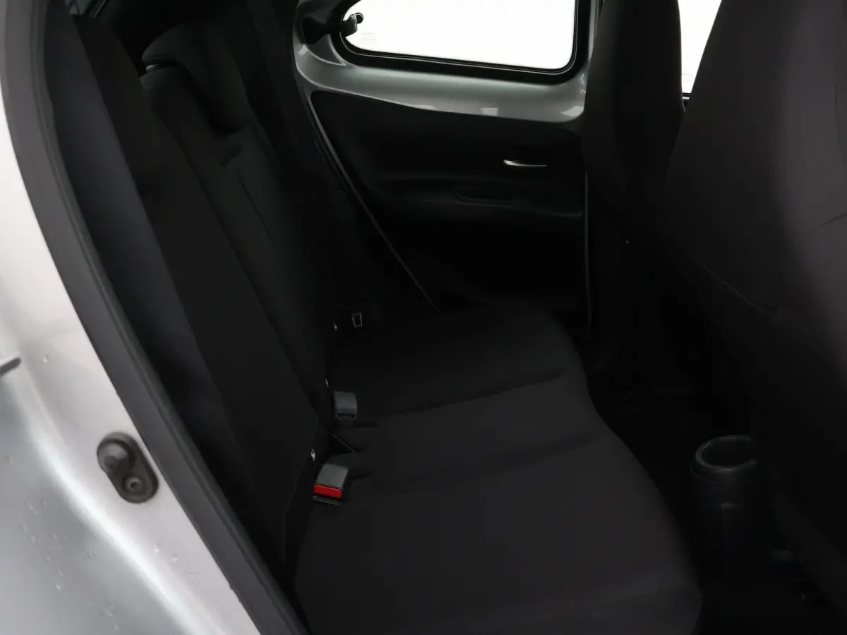 1.0 VVT-i MT PLAY + ADAPTIVE CRUISE | APPLE CARPLAY | CAMERA | AIRCO