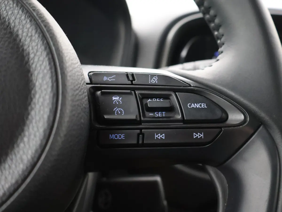 1.0 VVT-i MT PLAY + ADAPTIVE CRUISE | APPLE CARPLAY | CAMERA | AIRCO