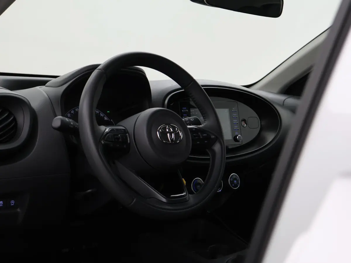 1.0 VVT-i MT PLAY + ADAPTIVE CRUISE | APPLE CARPLAY | CAMERA | AIRCO