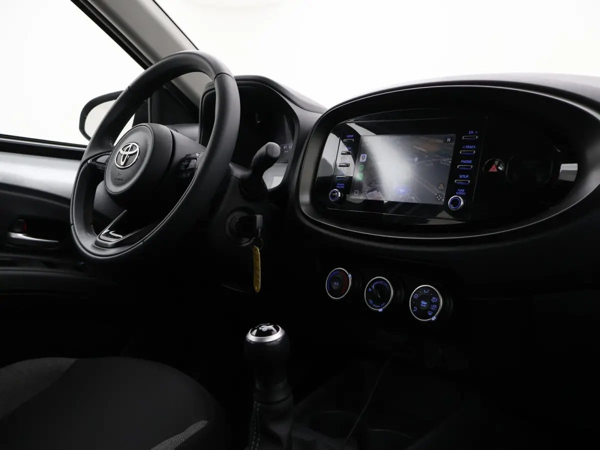 1.0 VVT-i MT PLAY + ADAPTIVE CRUISE | APPLE CARPLAY | CAMERA | AIRCO