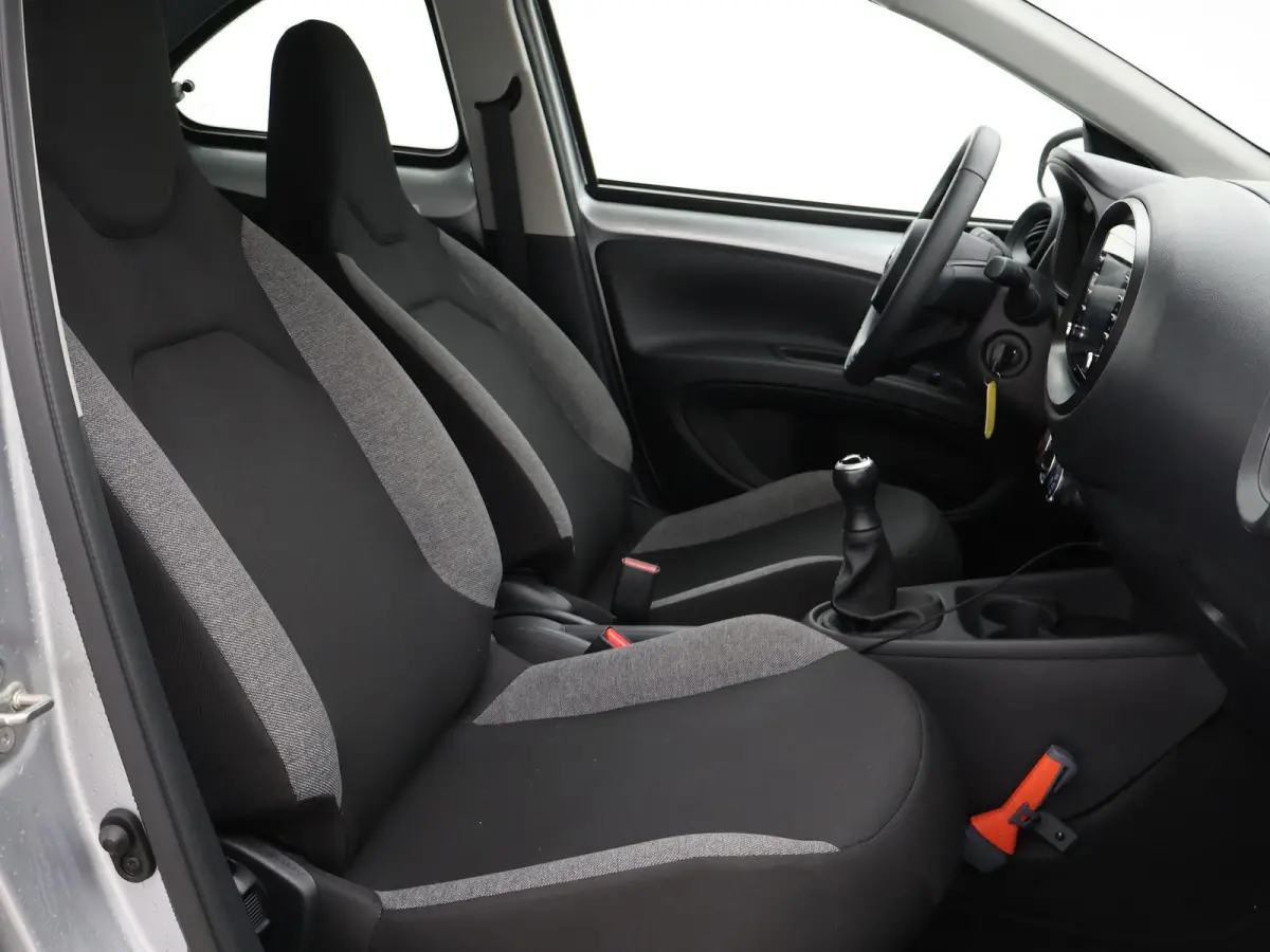 1.0 VVT-i MT PLAY + ADAPTIVE CRUISE | APPLE CARPLAY | CAMERA | AIRCO