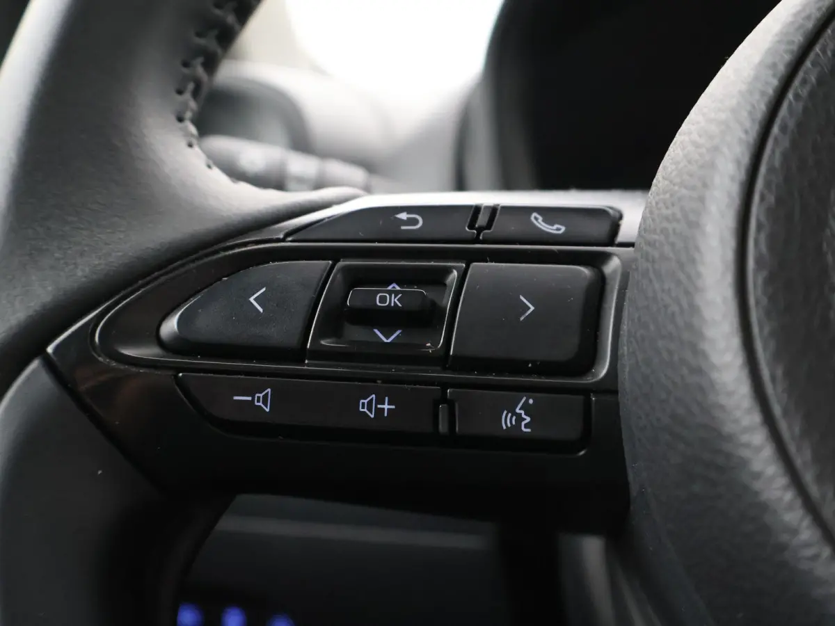1.0 VVT-i MT PLAY + ADAPTIVE CRUISE | APPLE CARPLAY | CAMERA | AIRCO