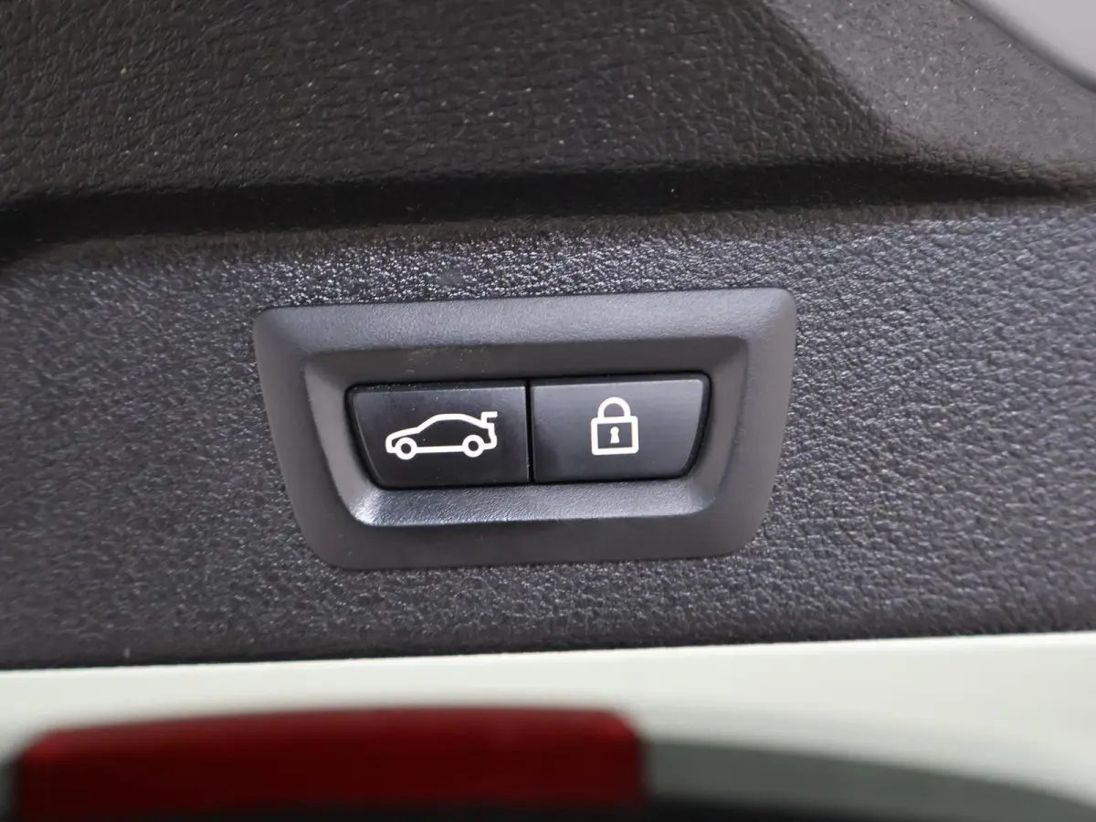 xDrive40e HYBRID + HEAD-UP DISPLAY / NAPPA LEDER / SURROUND VIEW CAMERA / 20 INCH LMV