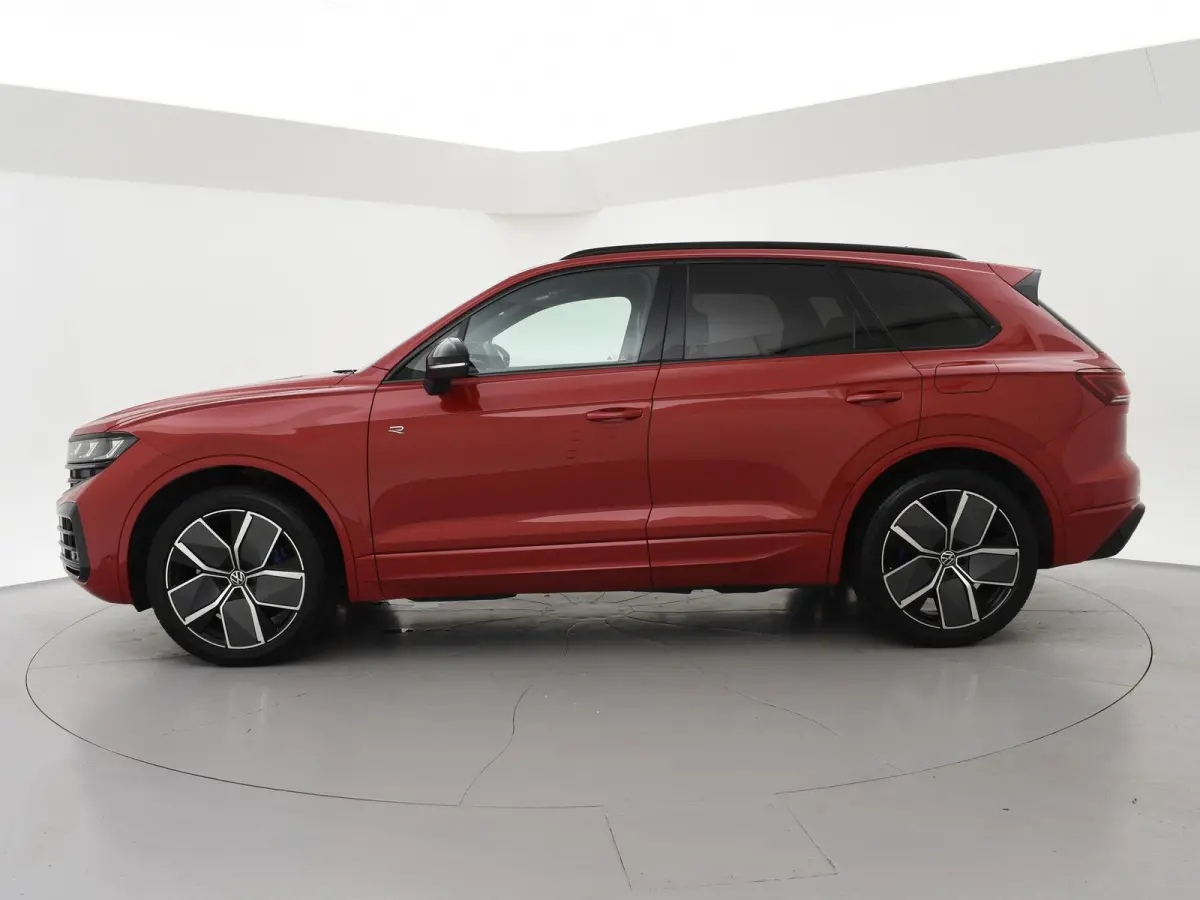 R 3.0 TSi V6 eHybrid 4MOTION R 462 PK *CHILI RED* + PANORAMA | STOELVENTILATIE | LUCHTVERING | DYNAUDIO | HEAD-UP DISPLAY