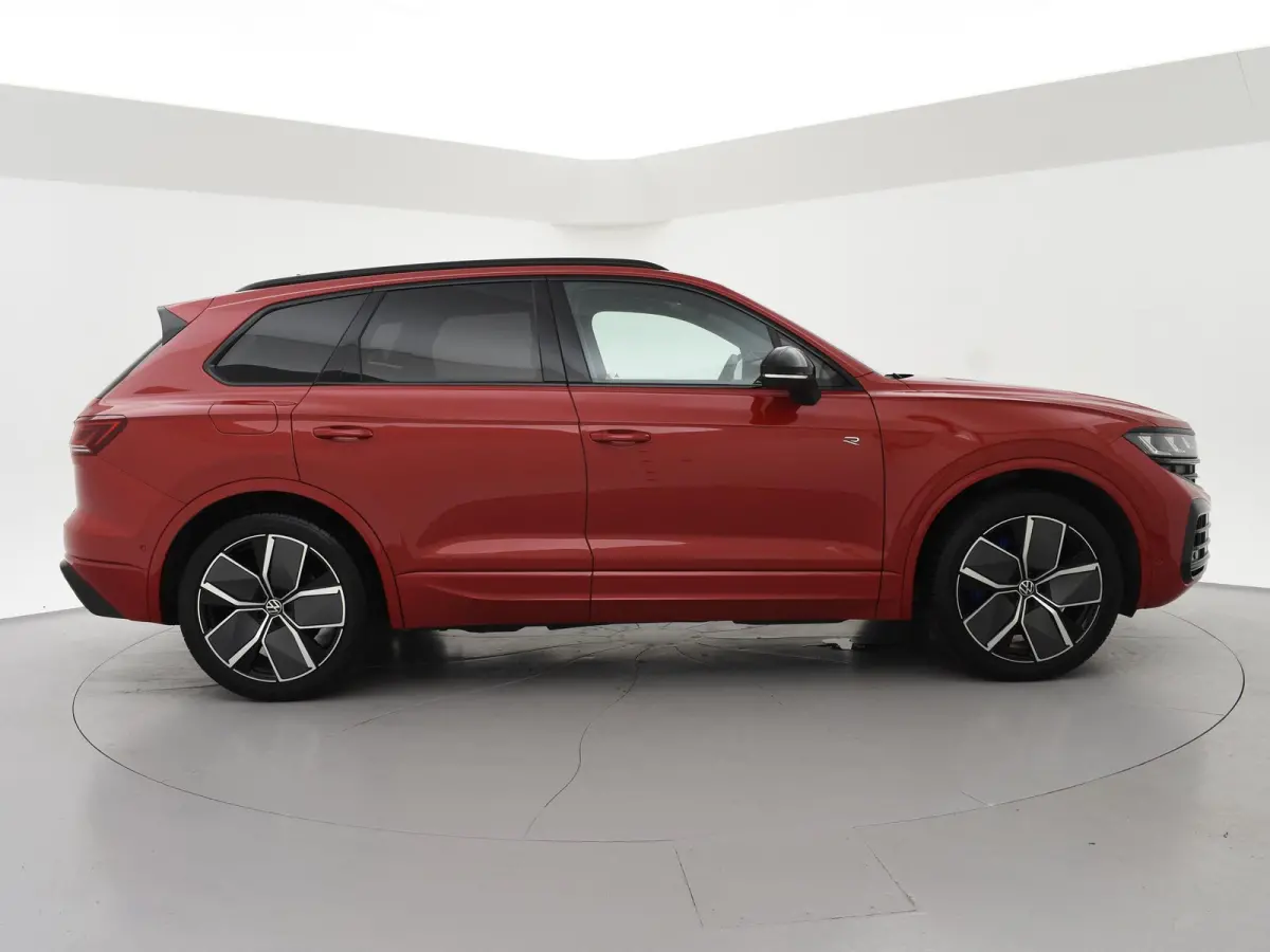 R 3.0 TSi V6 eHybrid 4MOTION R 462 PK *CHILI RED* + PANORAMA | STOELVENTILATIE | LUCHTVERING | DYNAUDIO | HEAD-UP DISPLAY