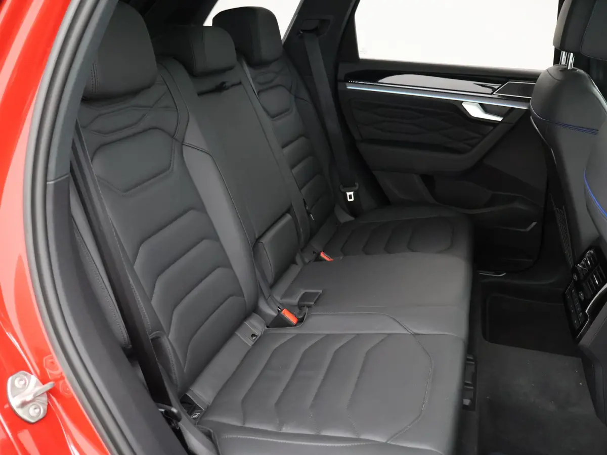R 3.0 TSi V6 eHybrid 4MOTION R 462 PK *CHILI RED* + PANORAMA | STOELVENTILATIE | LUCHTVERING | DYNAUDIO | HEAD-UP DISPLAY