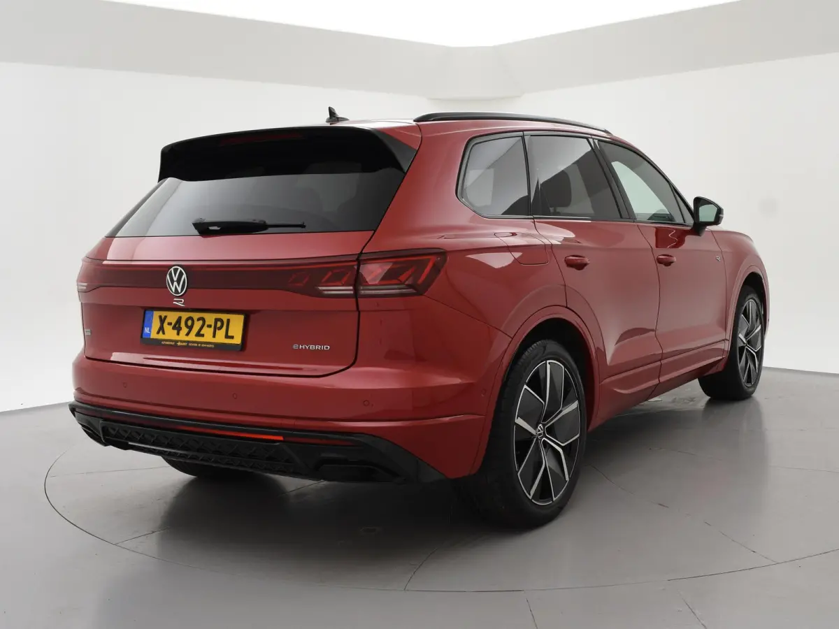 R 3.0 TSi V6 eHybrid 4MOTION R 462 PK *CHILI RED* + PANORAMA | STOELVENTILATIE | LUCHTVERING | DYNAUDIO | HEAD-UP DISPLAY