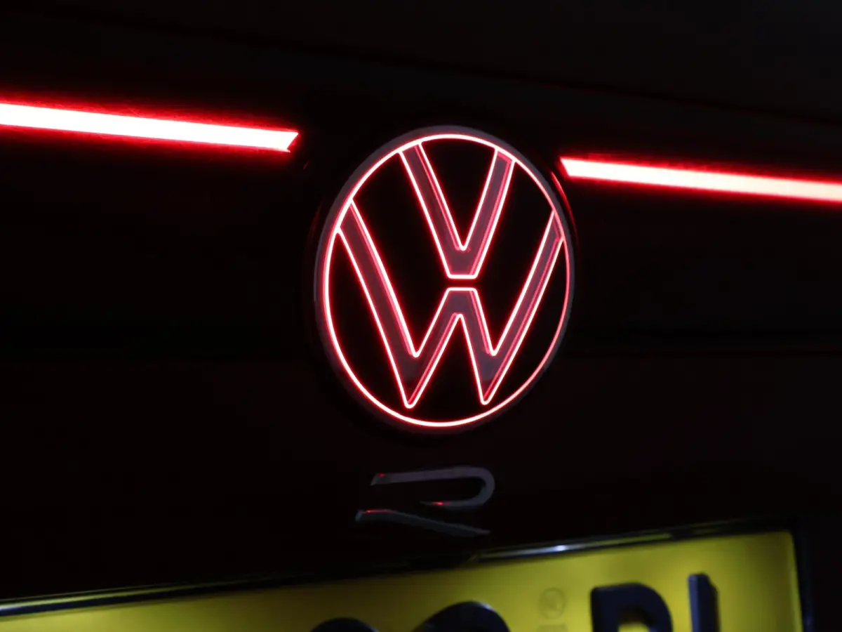 R 3.0 TSi V6 eHybrid 4MOTION R 462 PK *CHILI RED* + PANORAMA | STOELVENTILATIE | LUCHTVERING | DYNAUDIO | HEAD-UP DISPLAY