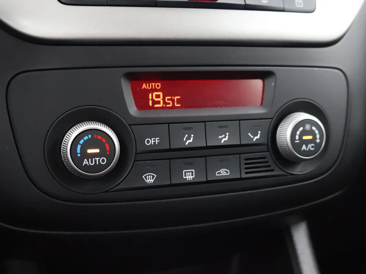 1.6 CVVT AUTOMAAT + STUUR/STOELVERWARMING | PARKEERSENSOREN | LMV | CLIMATE CONTROL