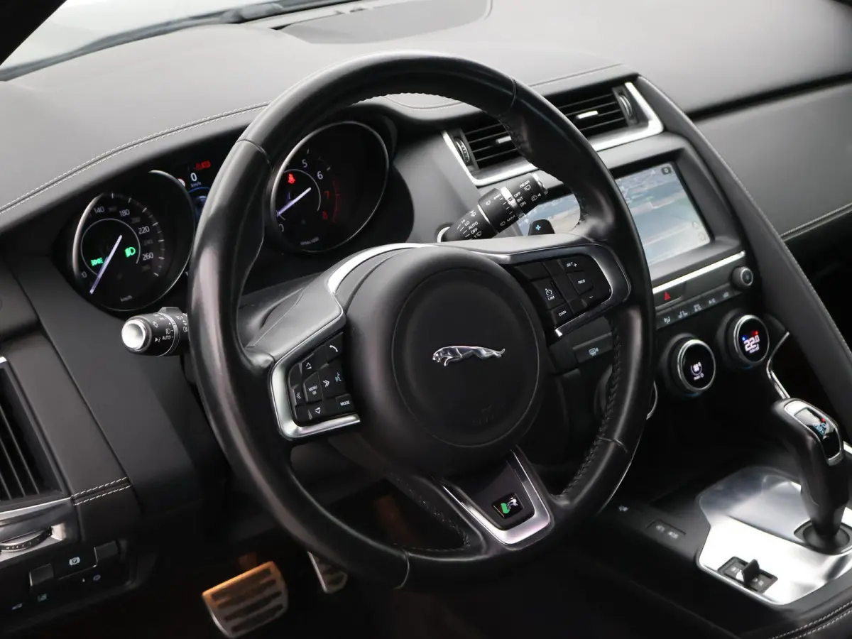 2.0 TURBO P250 AWD R-DYNAMIC SE + PANORAMA / LEDER / CAMERA