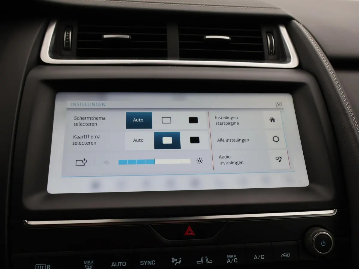 2.0 TURBO P250 AWD R-DYNAMIC SE + PANORAMA / LEDER / CAMERA