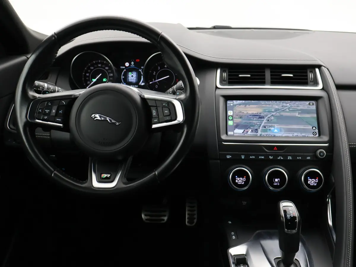 2.0 TURBO P250 AWD R-DYNAMIC SE + PANORAMA / LEDER / CAMERA