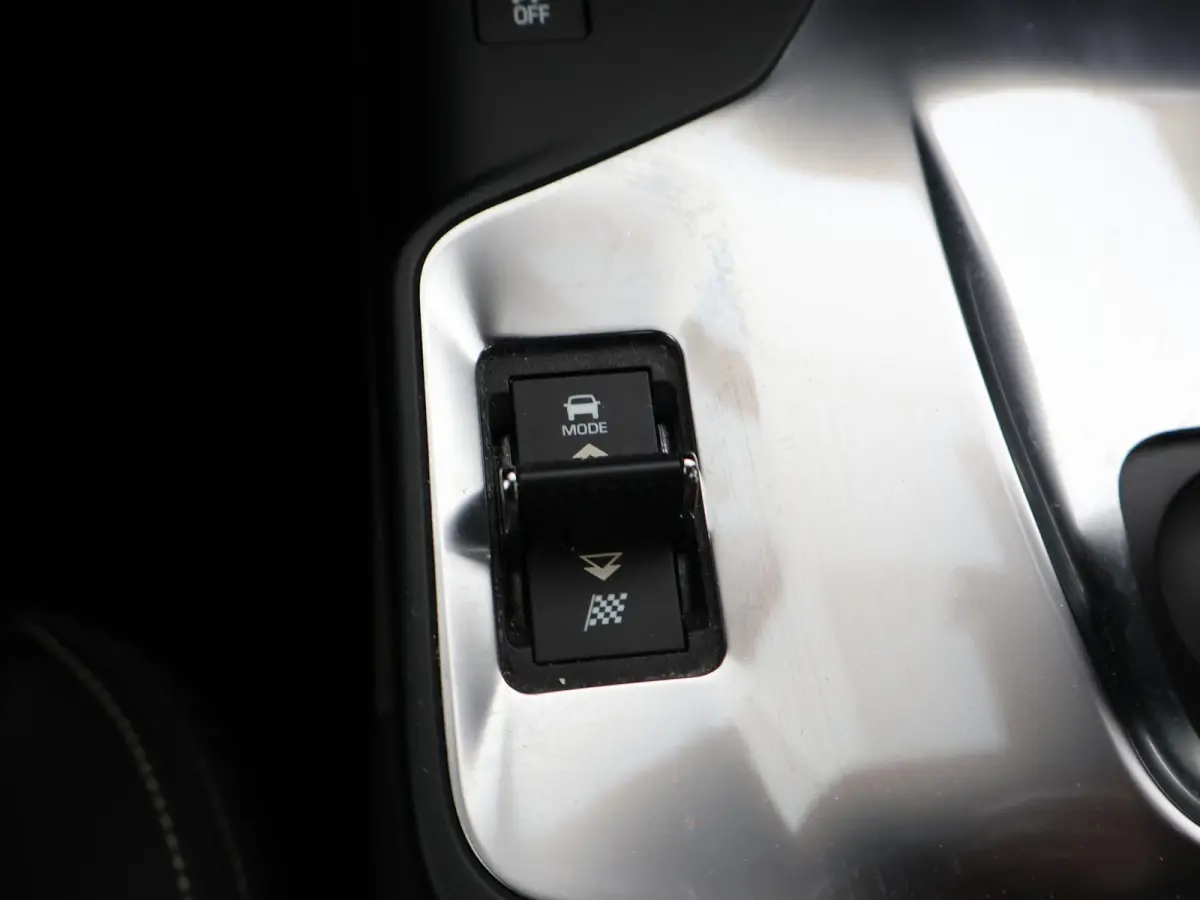 2.0 TURBO P250 AWD R-DYNAMIC SE + PANORAMA / LEDER / CAMERA