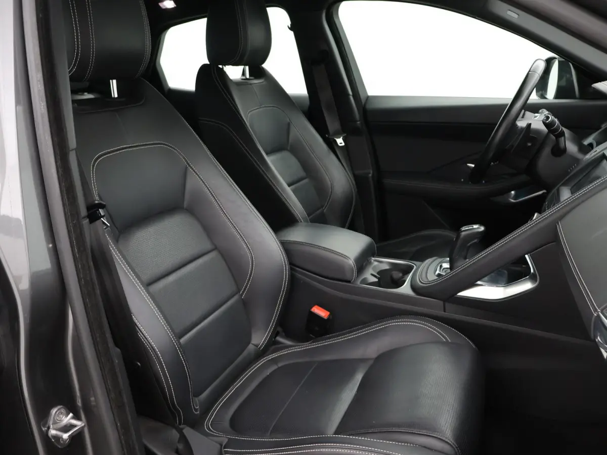 2.0 TURBO P250 AWD R-DYNAMIC SE + PANORAMA / LEDER / CAMERA