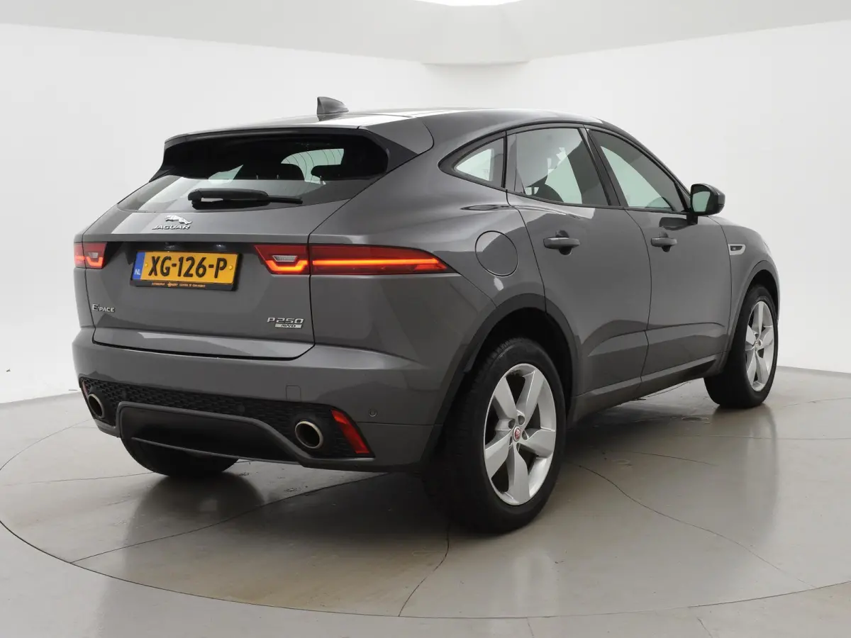 2.0 TURBO P250 AWD R-DYNAMIC SE + PANORAMA / LEDER / CAMERA
