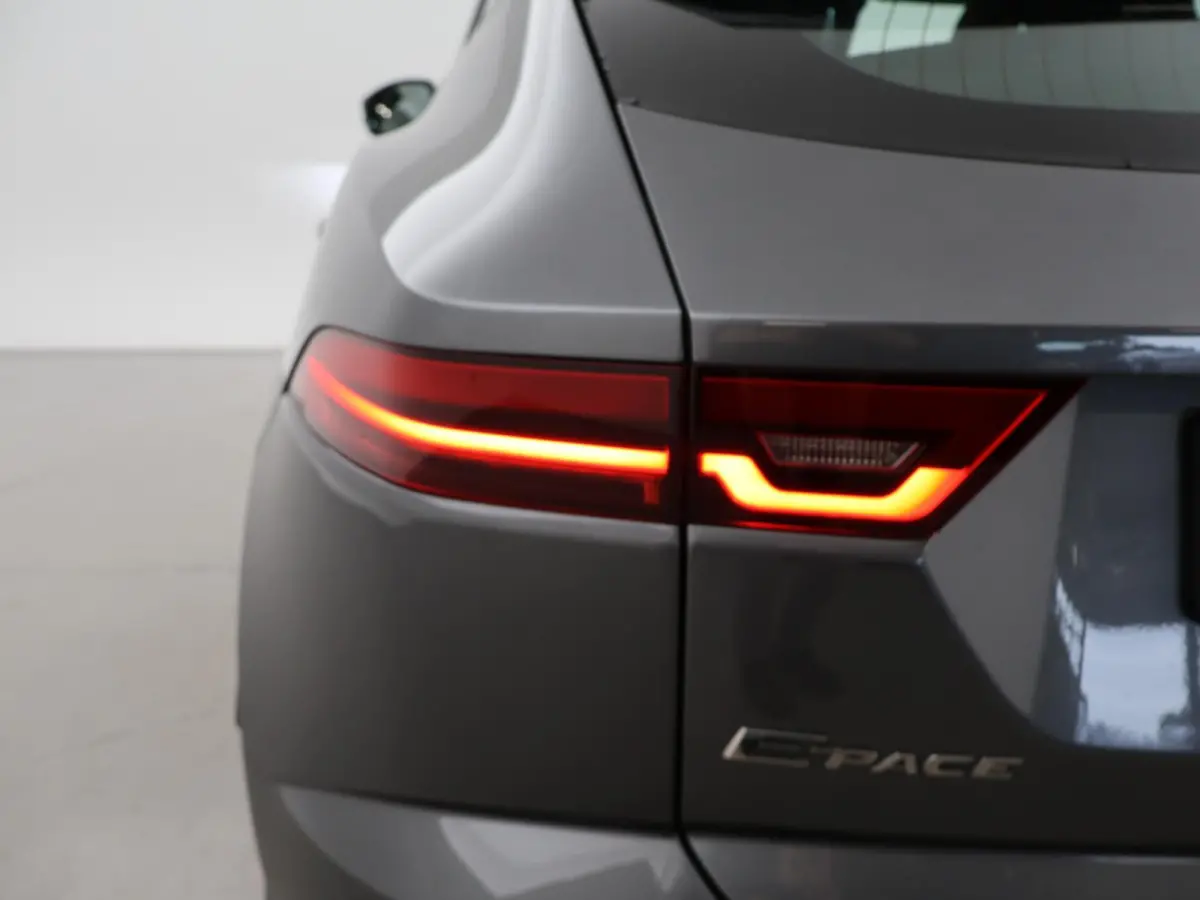 2.0 TURBO P250 AWD R-DYNAMIC SE + PANORAMA / LEDER / CAMERA