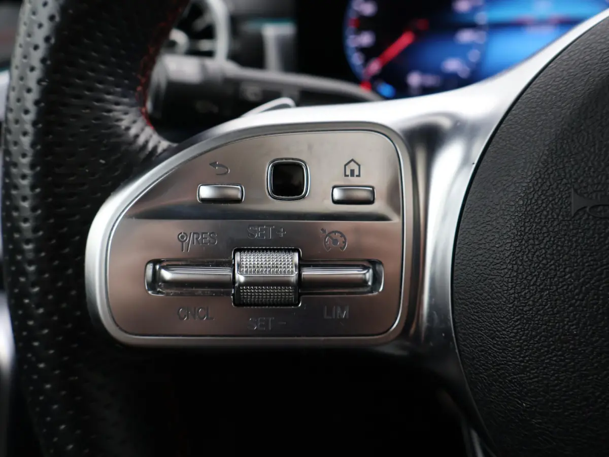 250e PLUG-IN AMG SPORT + PANORAMA / ELEKTR. TREKHAAK / MEMORY