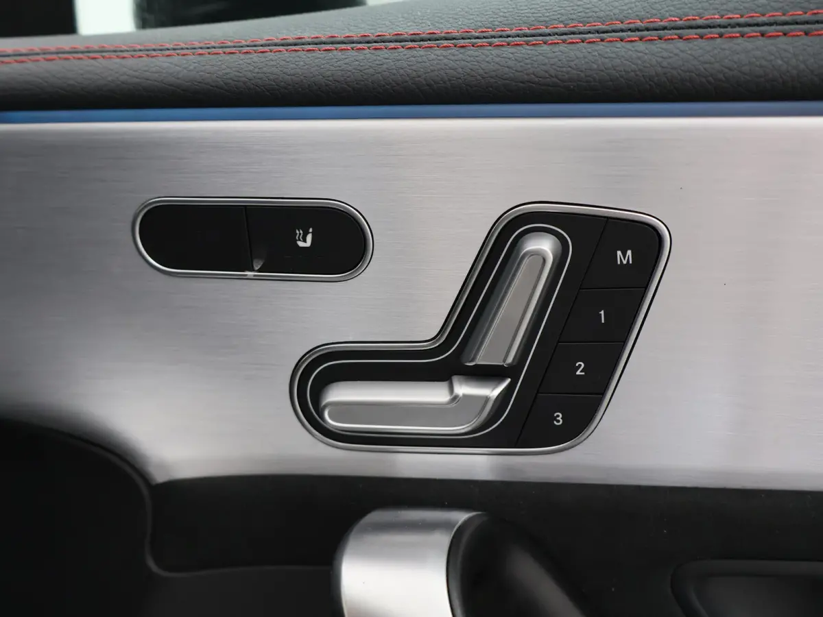 250e PLUG-IN AMG SPORT + PANORAMA / ELEKTR. TREKHAAK / MEMORY