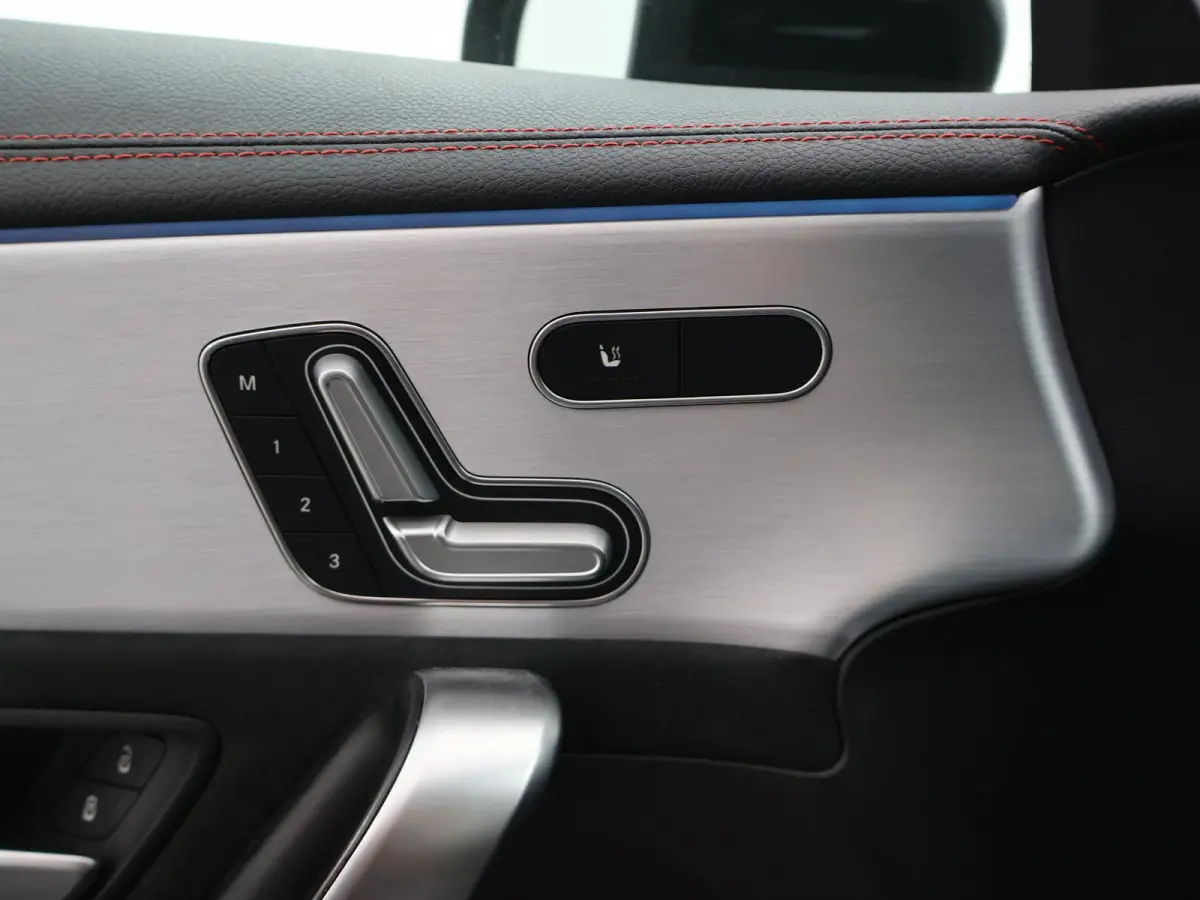 250e PLUG-IN AMG SPORT + PANORAMA / ELEKTR. TREKHAAK / MEMORY