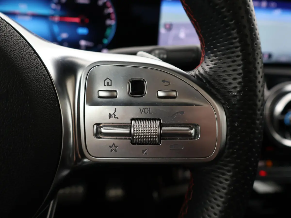 250e PLUG-IN AMG SPORT + PANORAMA / ELEKTR. TREKHAAK / MEMORY