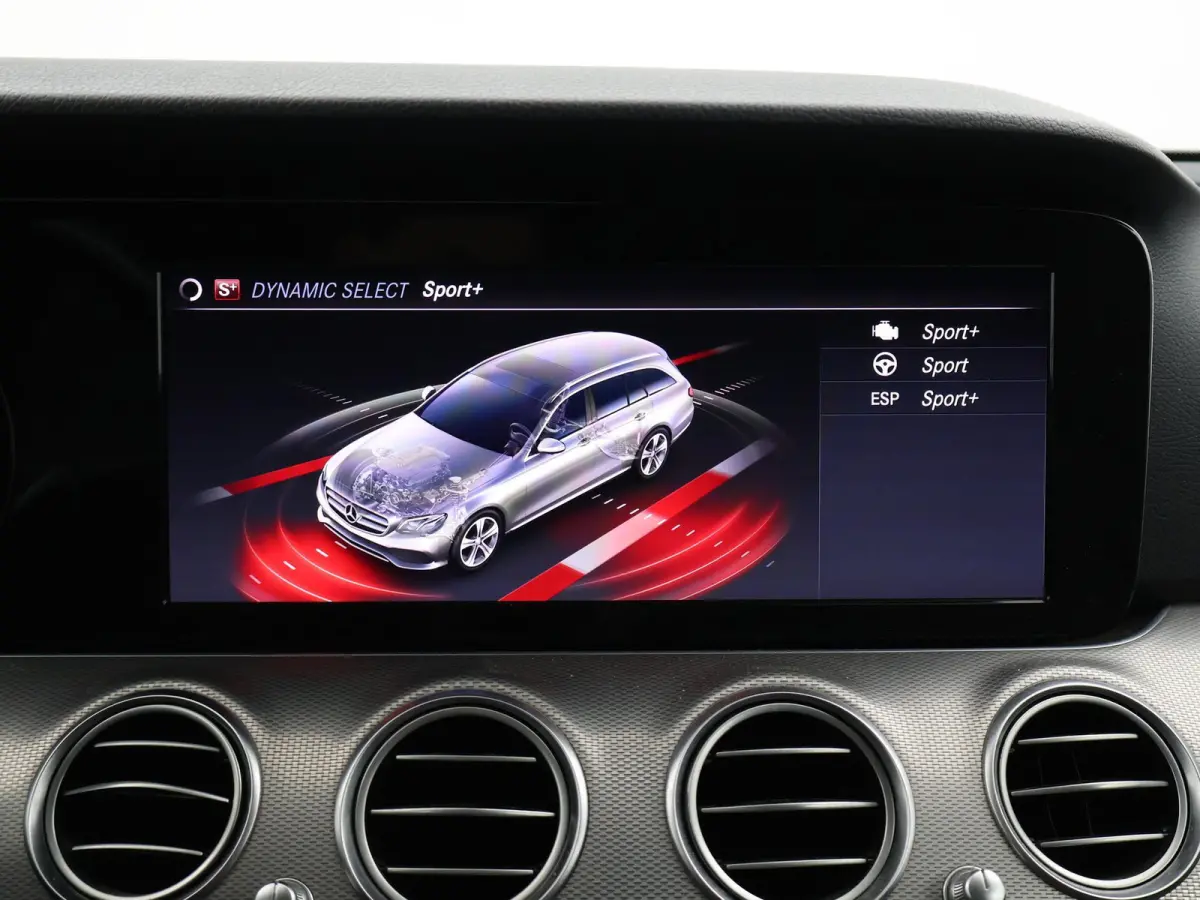 220d 194 PK AUT9 AVANTGARDE + TREKHAAK Mercedes-Benz E-klasse Estate 220d 194 PK AUT9 + TRKEHAAK / SFEERVERLICHTING / SFEERVERLICHTING / APPLE CARPLAY / LED