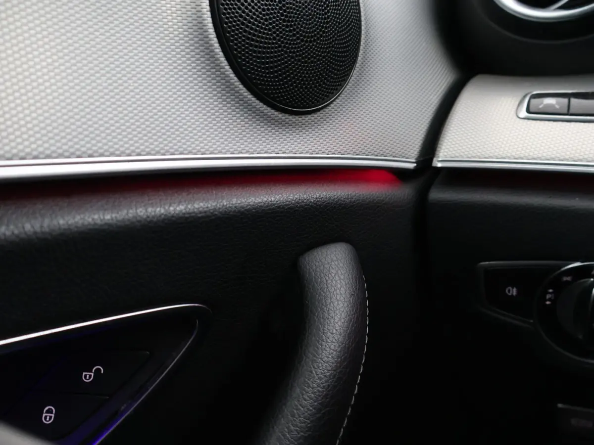 220d 194 PK AUT9 AVANTGARDE + TREKHAAK Mercedes-Benz E-klasse Estate 220d 194 PK AUT9 + TRKEHAAK / SFEERVERLICHTING / SFEERVERLICHTING / APPLE CARPLAY / LED