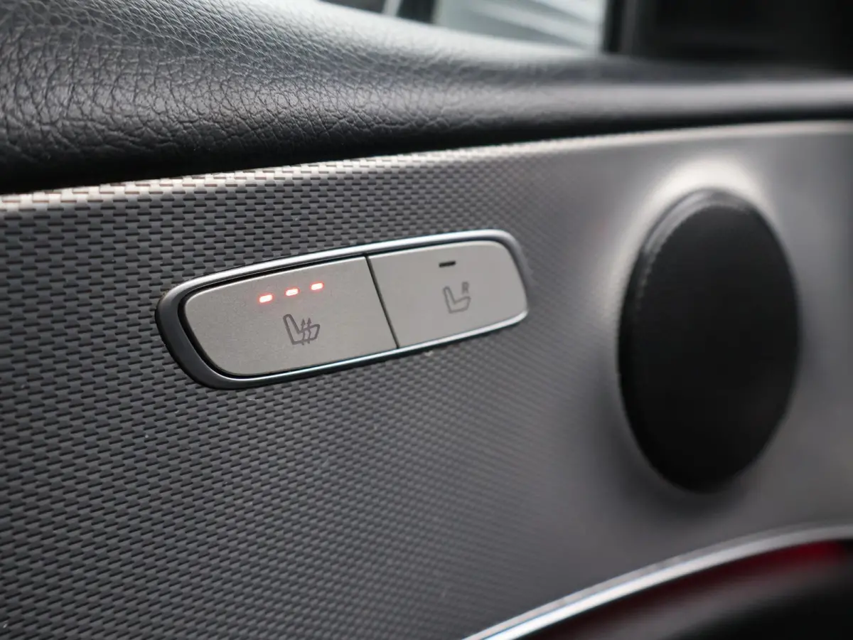 220d 194 PK AUT9 AVANTGARDE + TREKHAAK Mercedes-Benz E-klasse Estate 220d 194 PK AUT9 + TRKEHAAK / SFEERVERLICHTING / SFEERVERLICHTING / APPLE CARPLAY / LED