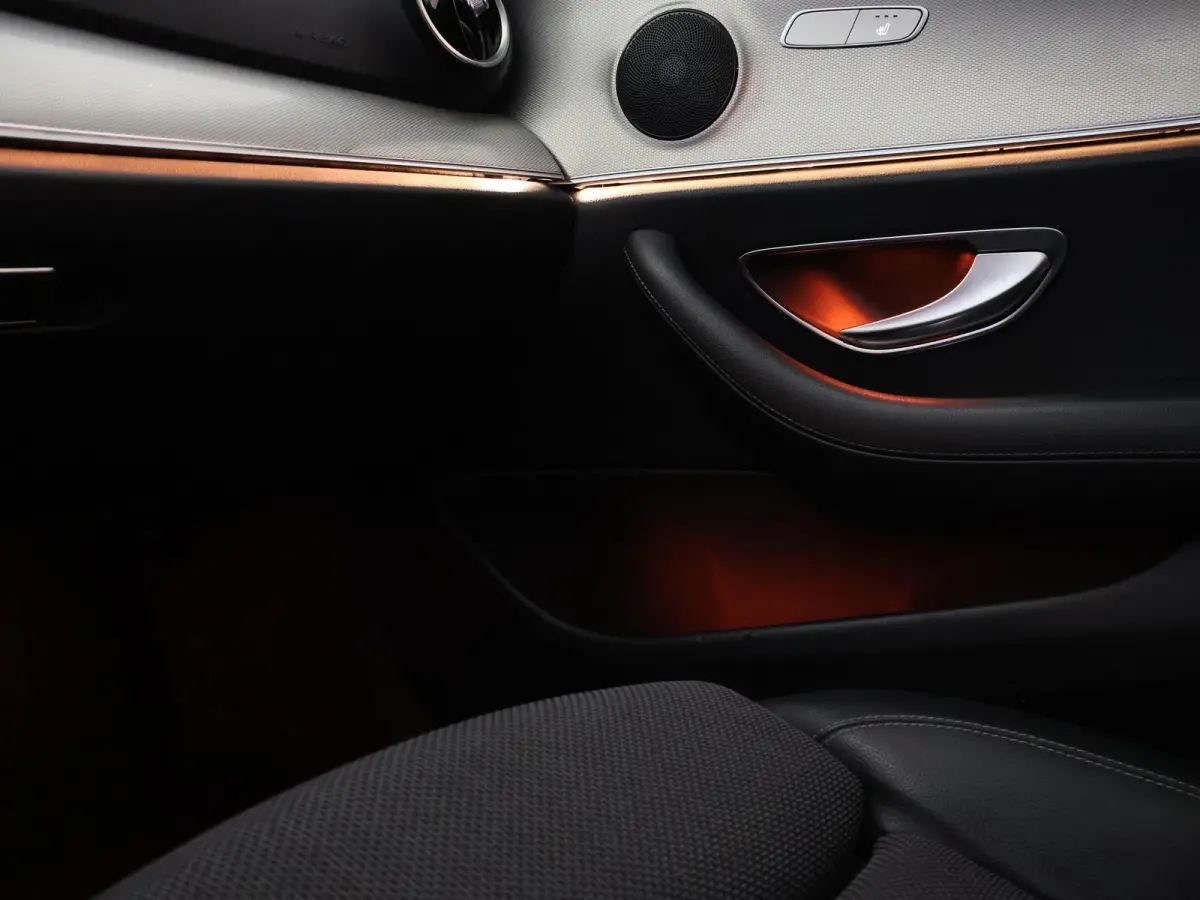 220d 194 PK AUT9 AVANTGARDE + TREKHAAK Mercedes-Benz E-klasse Estate 220d 194 PK AUT9 + TRKEHAAK / SFEERVERLICHTING / SFEERVERLICHTING / APPLE CARPLAY / LED