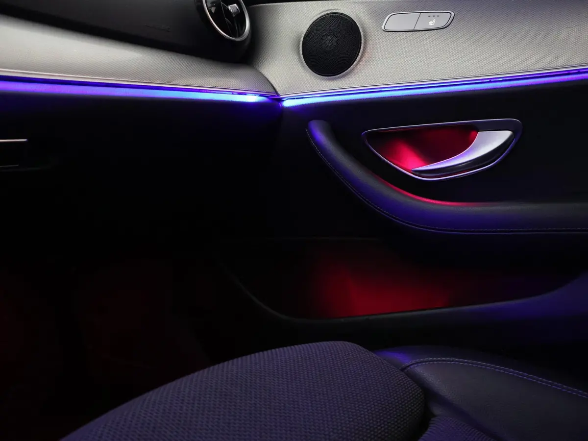 220d 194 PK AUT9 AVANTGARDE + TREKHAAK Mercedes-Benz E-klasse Estate 220d 194 PK AUT9 + TRKEHAAK / SFEERVERLICHTING / SFEERVERLICHTING / APPLE CARPLAY / LED