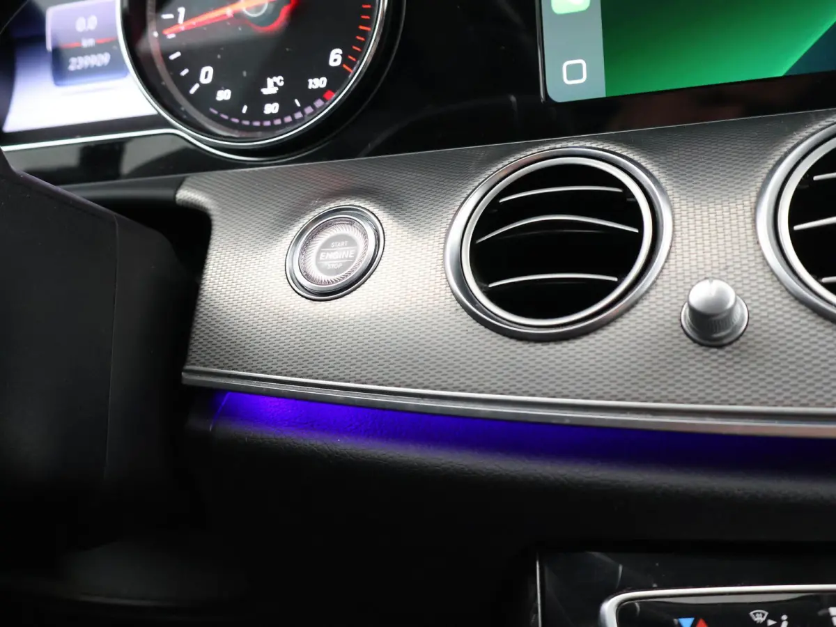 220d 194 PK AUT9 AVANTGARDE + TREKHAAK Mercedes-Benz E-klasse Estate 220d 194 PK AUT9 + TRKEHAAK / SFEERVERLICHTING / SFEERVERLICHTING / APPLE CARPLAY / LED