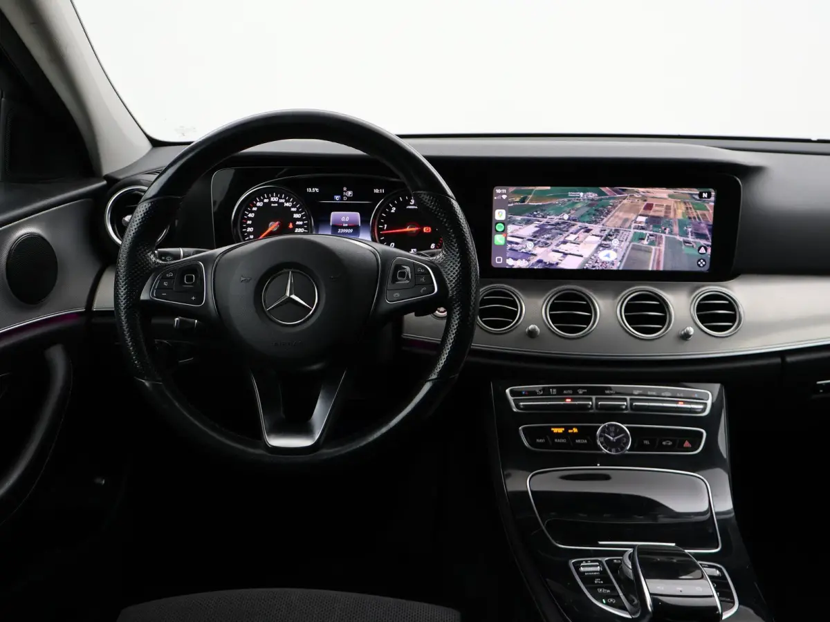 220d 194 PK AUT9 AVANTGARDE + TREKHAAK Mercedes-Benz E-klasse Estate 220d 194 PK AUT9 + TRKEHAAK / SFEERVERLICHTING / SFEERVERLICHTING / APPLE CARPLAY / LED