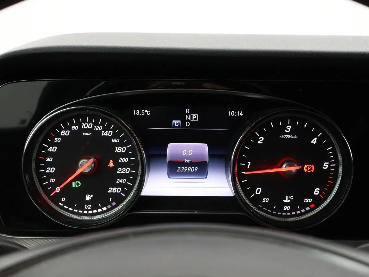220d 194 PK AUT9 AVANTGARDE + TREKHAAK Mercedes-Benz E-klasse Estate 220d 194 PK AUT9 + TRKEHAAK / SFEERVERLICHTING / SFEERVERLICHTING / APPLE CARPLAY / LED