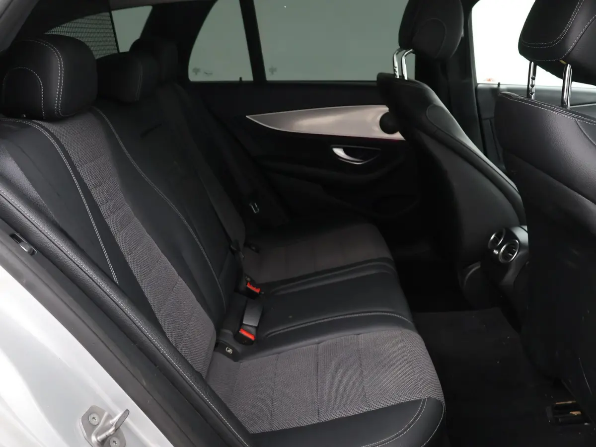 220d 194 PK AUT9 AVANTGARDE + TREKHAAK Mercedes-Benz E-klasse Estate 220d 194 PK AUT9 + TRKEHAAK / SFEERVERLICHTING / SFEERVERLICHTING / APPLE CARPLAY / LED