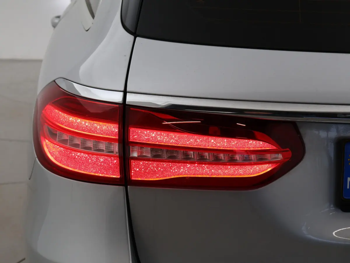 220d 194 PK AUT9 AVANTGARDE + TREKHAAK Mercedes-Benz E-klasse Estate 220d 194 PK AUT9 + TRKEHAAK / SFEERVERLICHTING / SFEERVERLICHTING / APPLE CARPLAY / LED