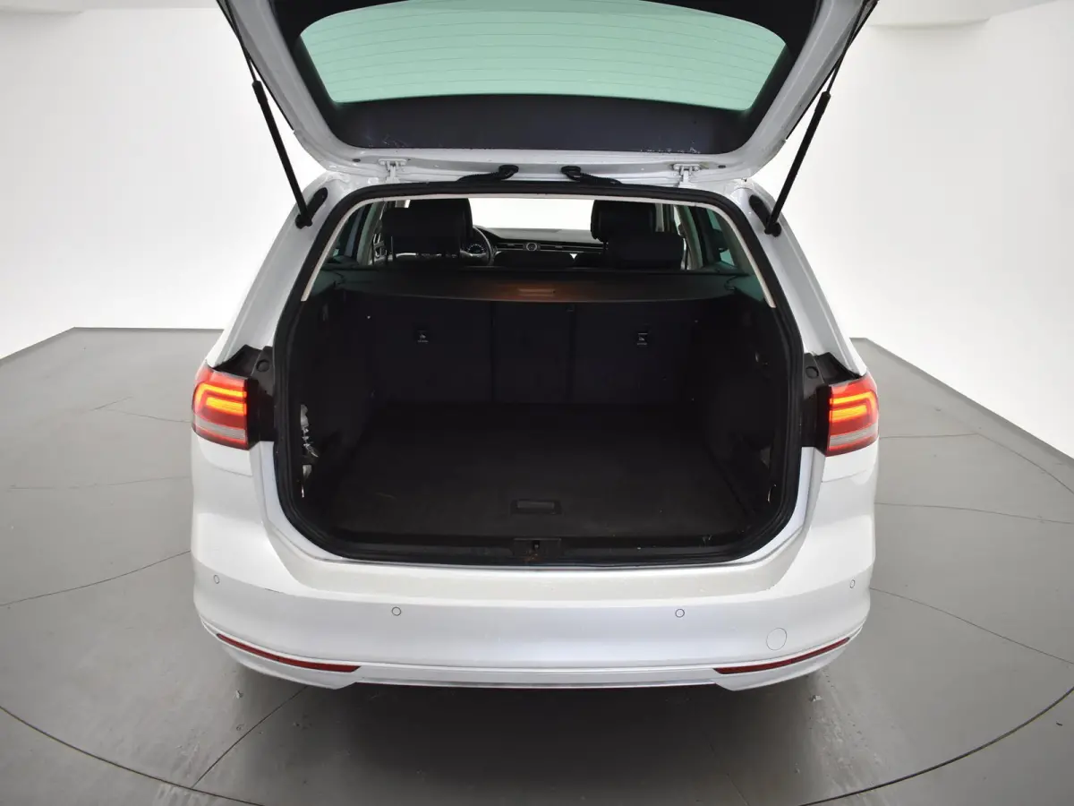 1.6 TDI DSG AUT. COMFORTLINE + WEGKL. TREKHAAK / LED / NAVIGATIE