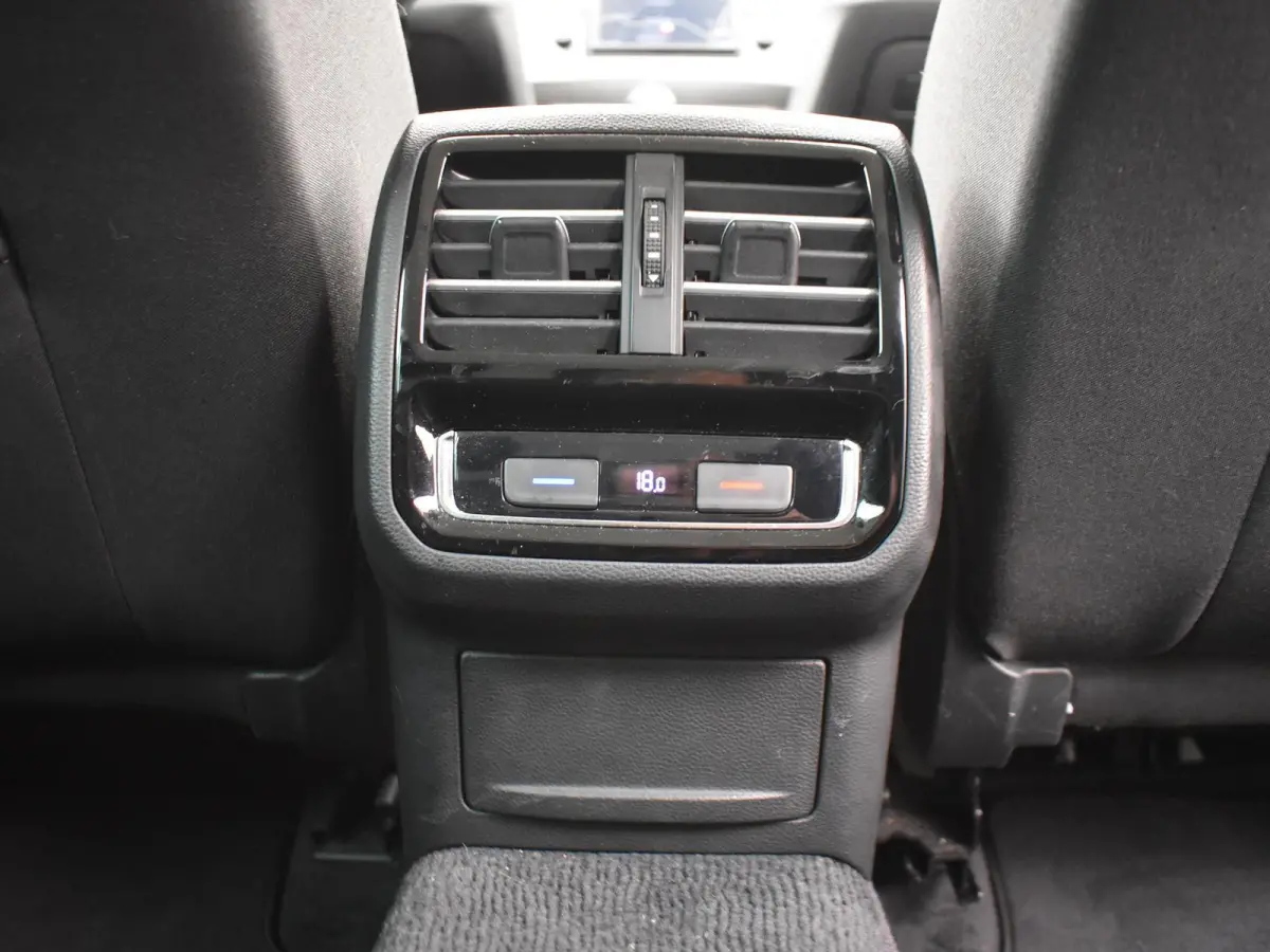 1.6 TDI DSG AUT. COMFORTLINE + WEGKL. TREKHAAK / LED / NAVIGATIE